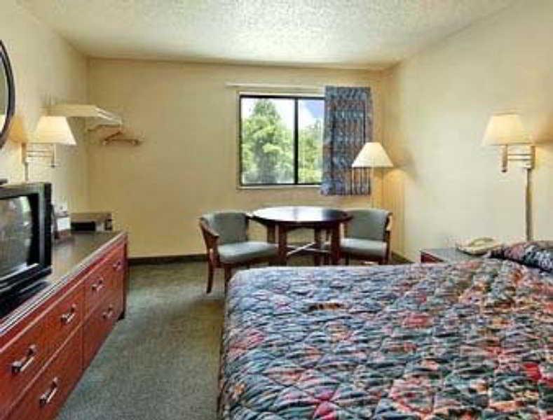 Super 8 By Wyndham Panama City Room photo